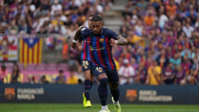 Memphis controla el balón durante el Barça Elche : LUIS MIGUEL AÑON