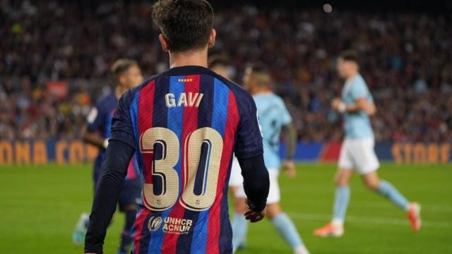 Gavi, justo antes de la disputa verbal con Óscar Rodríguez en el Barça-Celta / LUIS MIGUEL AÑÓN