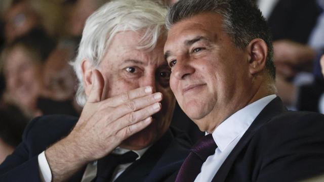 El directivo Josep Cubells susurra al oído del presidente Laporta en la Final Four de Belgrado / EFE