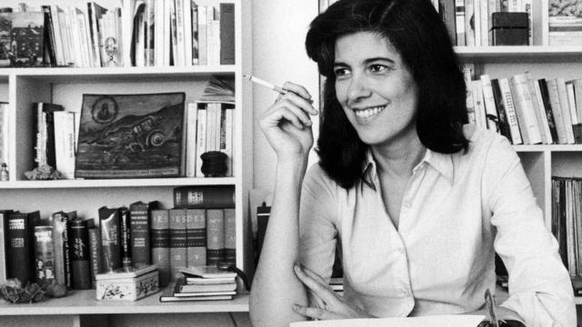 La escritora Susan Sontag en la imagen de portada de la biografía de Benjamin Moser / ANAGRAMA