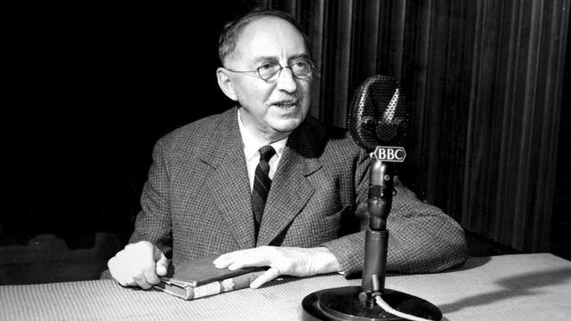 E.M. Foster ante un micrófono de la BBC