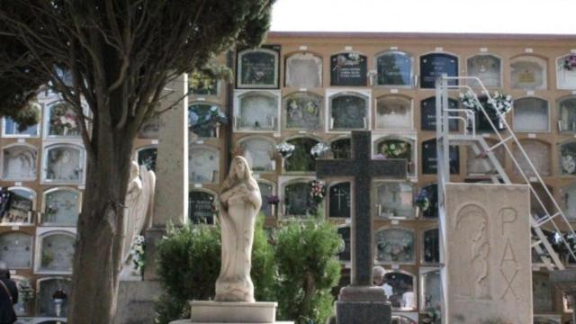 Varios epitafios en el cementerio de Montjuïc de Barcelona / EP