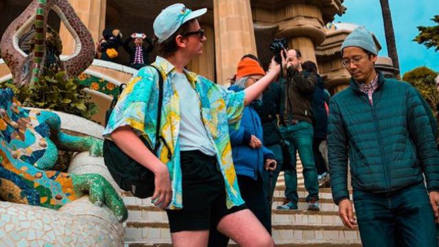 Un turista se hace un 'selfi' en las escaleras del ParK Güell. Cataluña recibió 18 millones de turistas en 2017 / ELISAVA