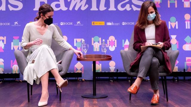 La ministra de Igualdad, Irene Montero (i), y la ministra de Derechos Sociales y Agenda 2030, Ione Belarra (d), antes de anunciar la futura Ley de Familia / EP