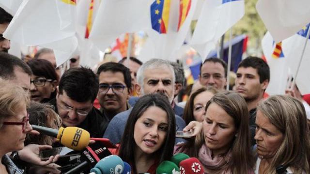 La líder catalana de Ciudadanos, Inés Arrimadas, atiende a los medios en la manifestación celebrada con motivo del 12 de octubre en Barcelona/ CG