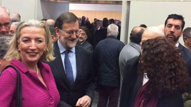 Brigitte Verkinderen, directora general de la Cámara de Comercio Belgo-Luxemburguesa en Barcelona, junto al presidente del Gobierno, Mariano Rajoy, en un acto anterior: Antes de pisar Bélgica, conviene mirar sus leyes / CG