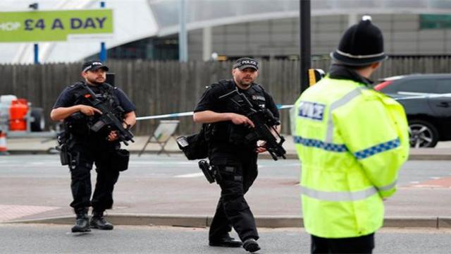 Unos policías investigan los alrededores del Manchester Arena tras el atentado / CG