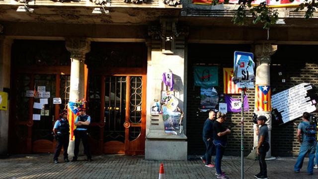 La entrada de la Consejería de Economía de la Generalitat la mañana del jueves, tras la salida de la Guardia Civil para el registro ordenado por el juez Ramírez Sunyer / CG