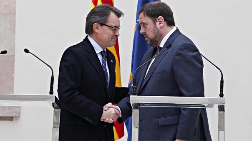 Mas y Junqueras, el 19 de diciembre de 2012, tras la firma del pacto de gobernabilidad en el Parlamento autonómico de Cataluña