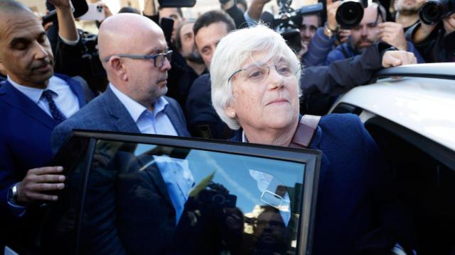 La eurodiputada independentista Clara Ponsatí, entrando al coche policial con su abogado, Gonzalo Boye / EFE