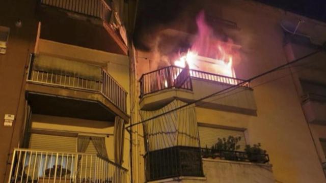 El incendio que ha afectado a dos edificios de Manlleu / AJ MANLLEU