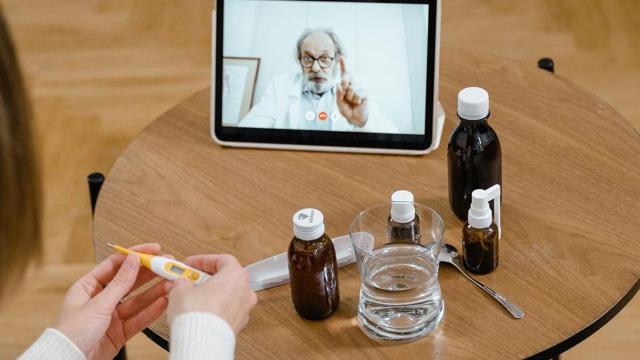 Una joven se visita con un médico por videollamada / PEXELS