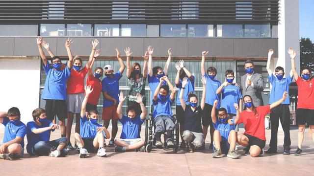 Grupo de niños y profesionales que han participado en el proyecto 'Diversidad e Inclusión' de la Fundación Barça, con el apoyo de la Fundación La Caixa / FUNDACIÓN BARÇA