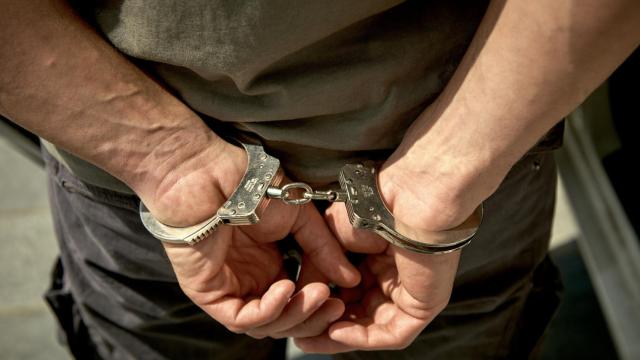 Un detenido con las esposas