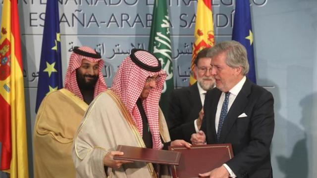 El ministro de Educación Íñigo Méndez de Vigo (d), con el príncipe heredero de Arabia Saudí, Mohamed Bin Salman Bin Abdulaziz Al Saud (i), durante la firma de diversos acuerdos tras la reunión del Partenariado Estratégico España-Arabia Saudí / EFE