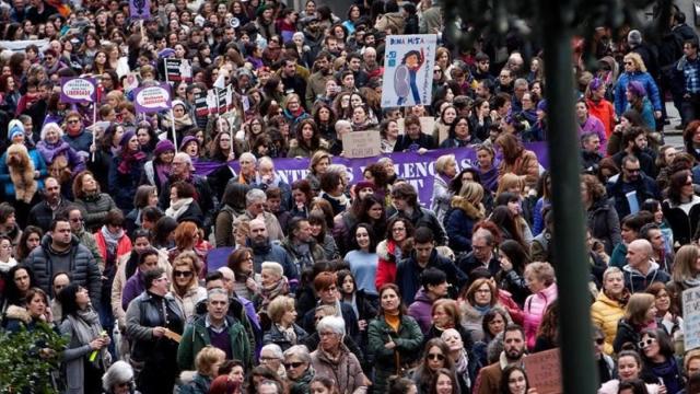 Una manifestación convocada por mujeres en Vigo, en la antesala del 8M / EFE