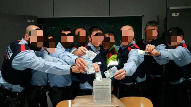 Un grupo de mossos participan en la colecta para ayudar a David / TWITTER