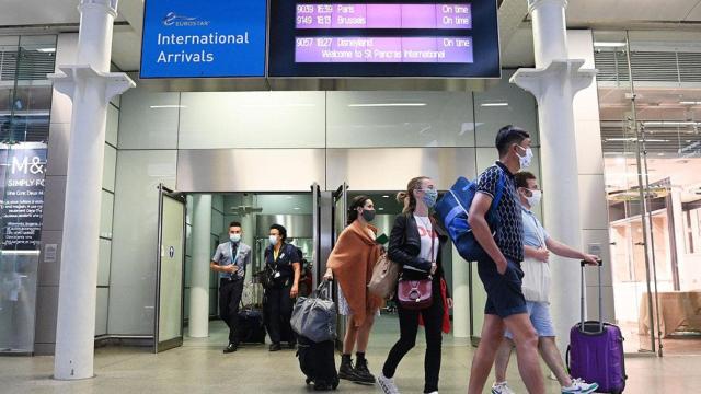 Viajeros de España en la terminal de un aeropuerto de Bélgica / EFE