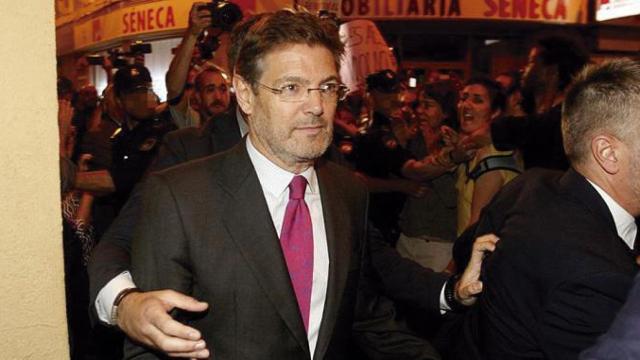 Rafael Catalá a su salida del Colegio de Abogados de Córdoba en la Audiencia de Navarra contra cinco integrantes de 'La Manada' / EFE