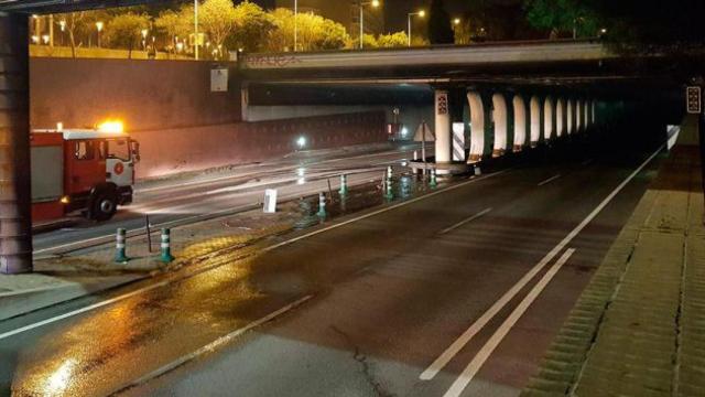 La Ronda Litoral cortada al tráfico después del incendio del autobús urbano / Twitter