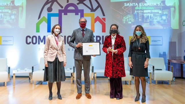 Libramiento del Premio Nacional de Comercio Interior a la tienda Santa Eulalia de Barcelona. De izquierda a derech: Reyes Maroto, Luis Sans, Sandra Dominguez y Xiana Méndez / IT COMUNICACIÓN