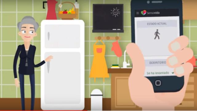 Imagen en la que el estado de una persona mayor es controlado a distancia. - Sensovida