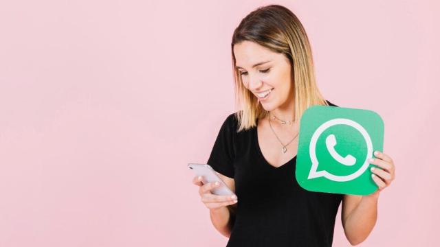 Una usuaria de WhatsApp chatea con su móvil / FREEPIK