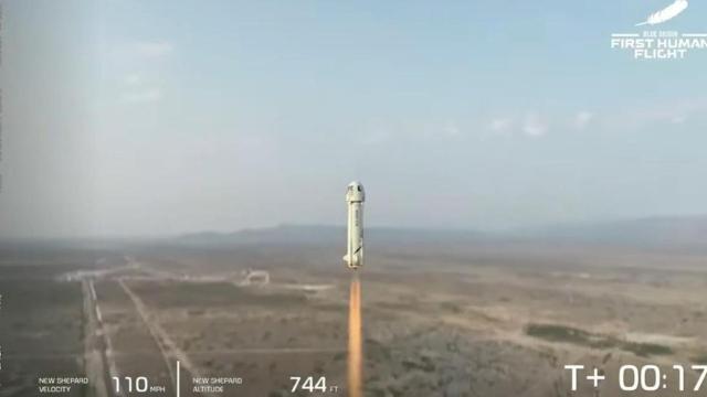 Jeff Bezos realiza con éxito su primer viaje al espacio /FHF