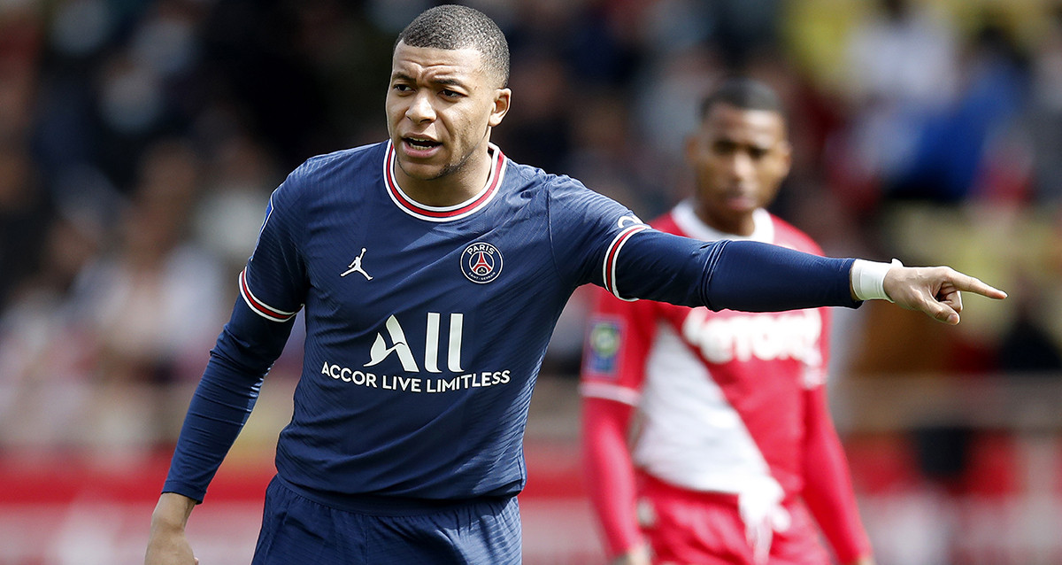 Kylian Mbappé, en una jugada del partido entre AS Mónaco y PSG, en la Ligue 1 / EFE