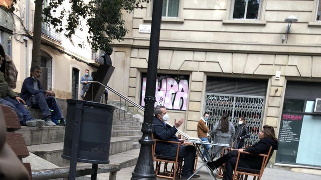 Quim Forn, junto a su acompañante, come en la terraza de un restaurante en Barcelona / CG