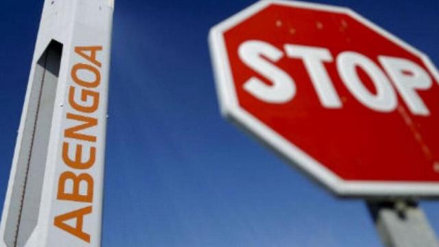 Logo de Abengoa tras una señal de tráfico / EE