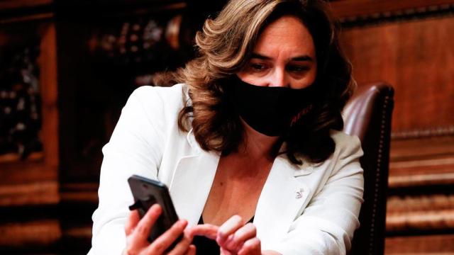 Ada Colau, alcaldesa de Barcelona, durante un pleno municipal / EFE