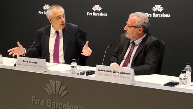 El director general de Fira Barcelona, Constantí Serrallonga (d), y el delegado especial del Estado en el Consorcio de la Zona Franca de Barcelona, Pere Navarro (i), hablan sobre los retos de la industria 4.0 que se abordarán en la BIW / CZFB