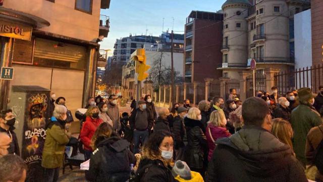 Protesta ante la escuela Mas Casanovas y el Hotel Aristol, donde el Ayuntamiento de Barcelona pondrá un albergue para personas sin hogar toxicómanas / CEDIDA