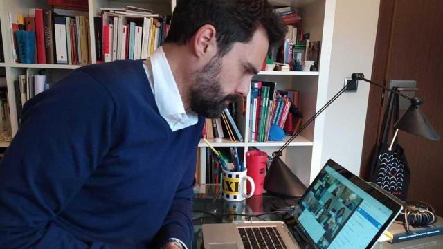 El presidente del Parlament Roger Torrent, reunido de forma telemática con los miembros de la Mesa, donde se ha acordado la suspensión de la actividad / CG