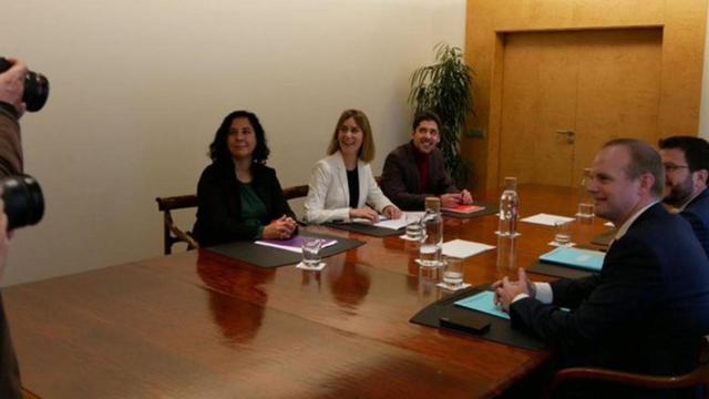 Comuns reunidos en la Consejería de Economía para cerrar el acuerdo fiscal de los nuevos presupuestos de 2020 de la Generalitat / CG