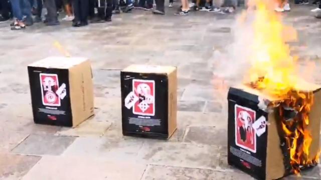 Arran quema fotos del Rey / TWITTER