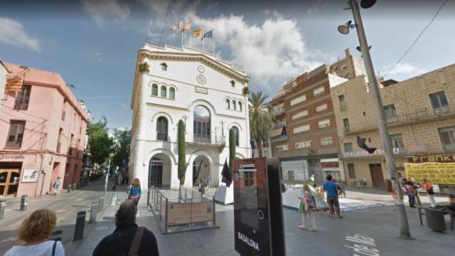Fachada del ayuntamiento de Badalona, donde son concejales los procesados / GOOGLE