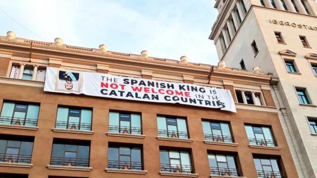 La pancarta contra el rey Felipe VI que los independentistas han colgado de la plaza de Cataluña / CG