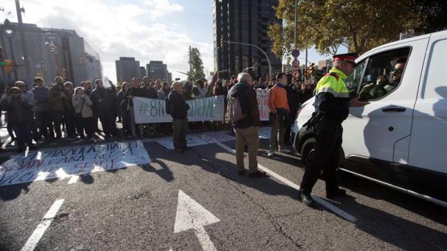 Manifestantes en un piquete durante la huelga del 8N / EFE