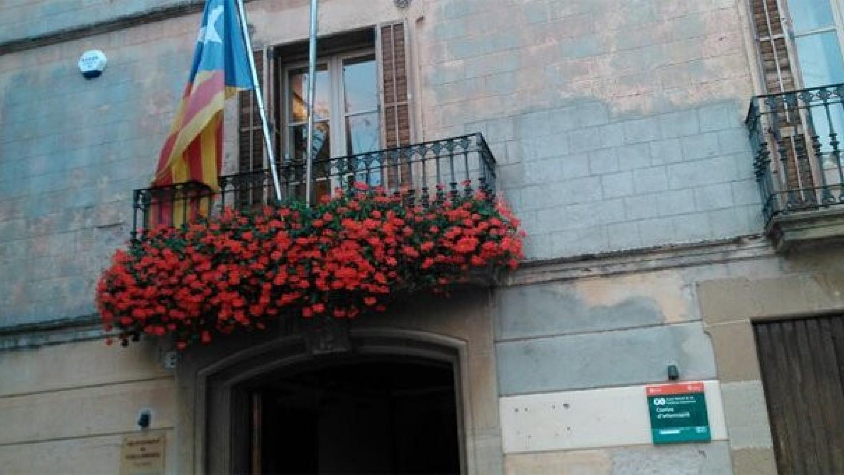 Fachada del Ayuntamiento de Folgueroles, con la bandera independentista como única enseña