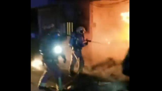 Los Bomberos extinguen el incendio en un taller mecánico de la calle Castillejos de Badalona / BOMBERS