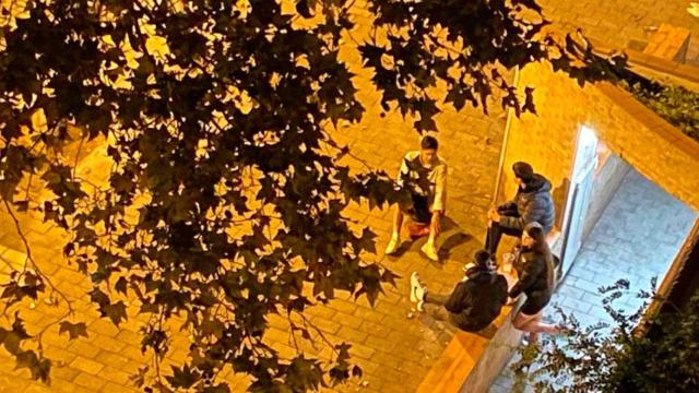 Un grupo de personas bebiendo en Vila Olímpica / CG