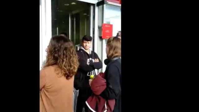 Okupan el banco Santander de la UAB / @ShaAcabat