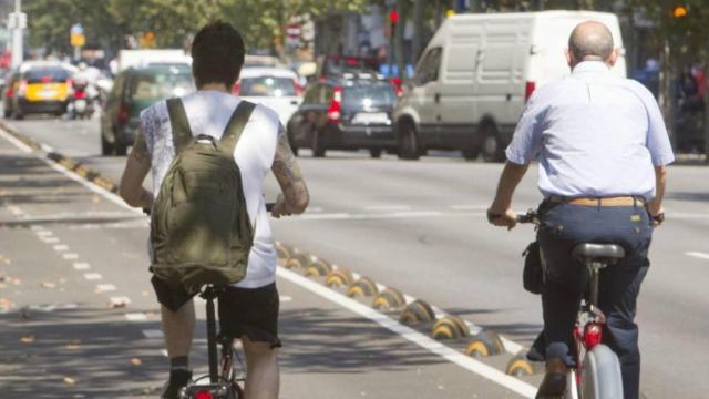 Dos ciclistas circulan por un carril bici en Barcelona / EFE