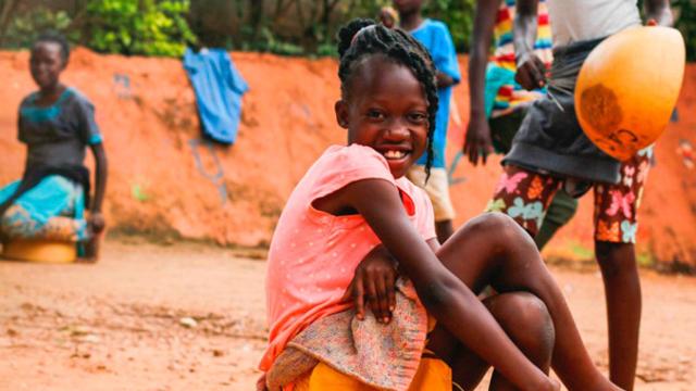 Una de las niñas del orfanato en África / CG