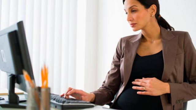 Una mujer trabajadora embarazada, en su puesto de trabajo / CG