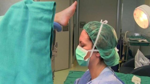 Imagen de una comadrona en el quirófano de un hospital / EFE