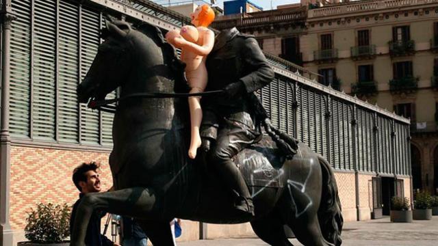 La estatua ecuestre de Franco, con la muñeca hinchable / EFE