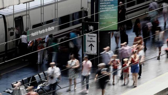 Un tren de Renfe rodeado de pasajeros en la estación Puerta de Atocha de Madrid / EP